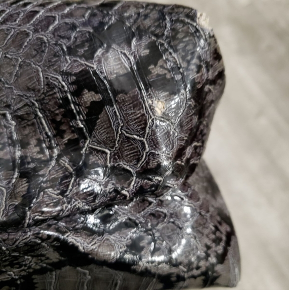 Guess Snakeskin Print Medium Size Purse in Grey & Black - Picture 13 of 14